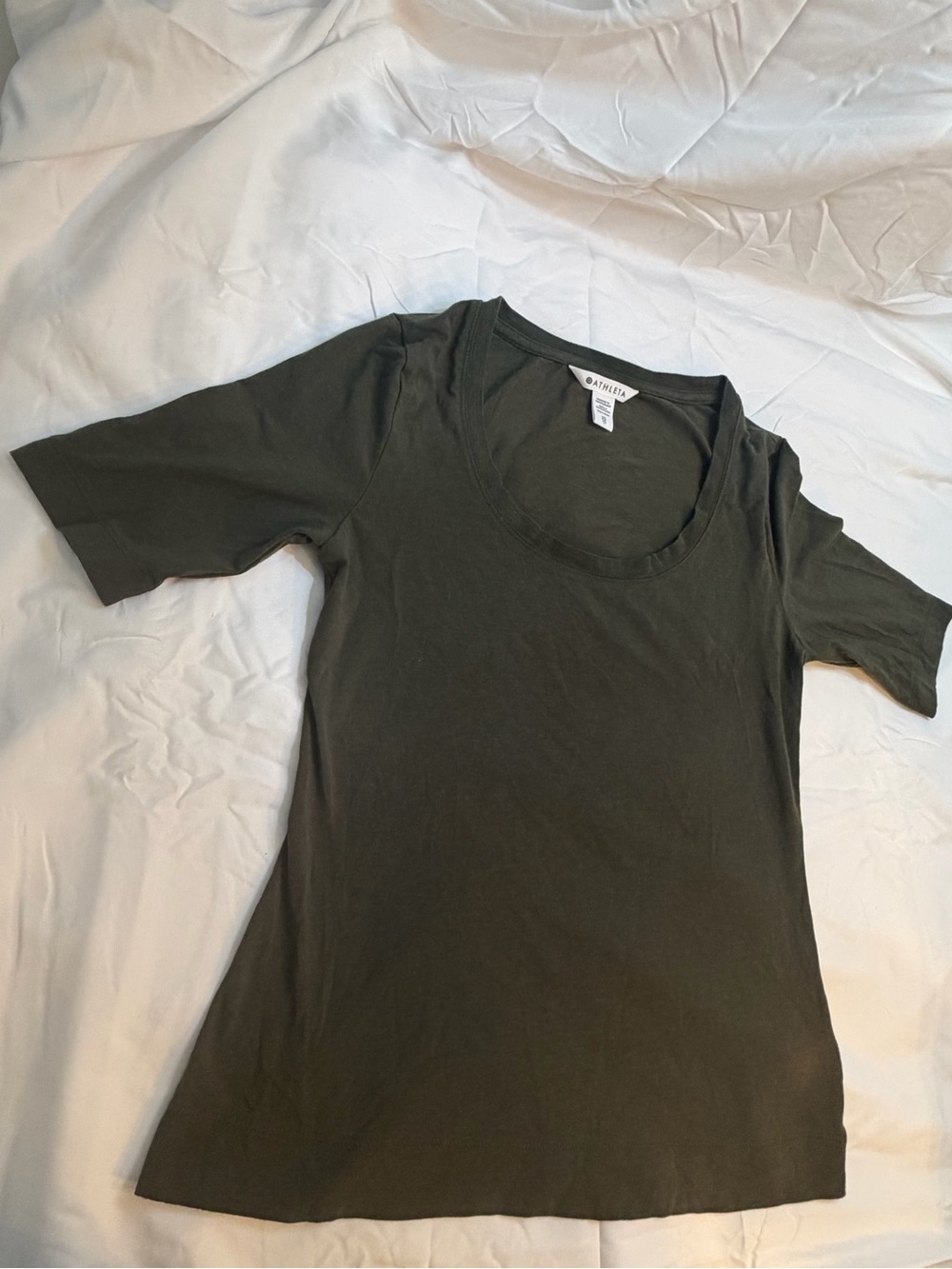 ATHLETA olive 100% cotton, scoop neck tee, excellent used condition size XS